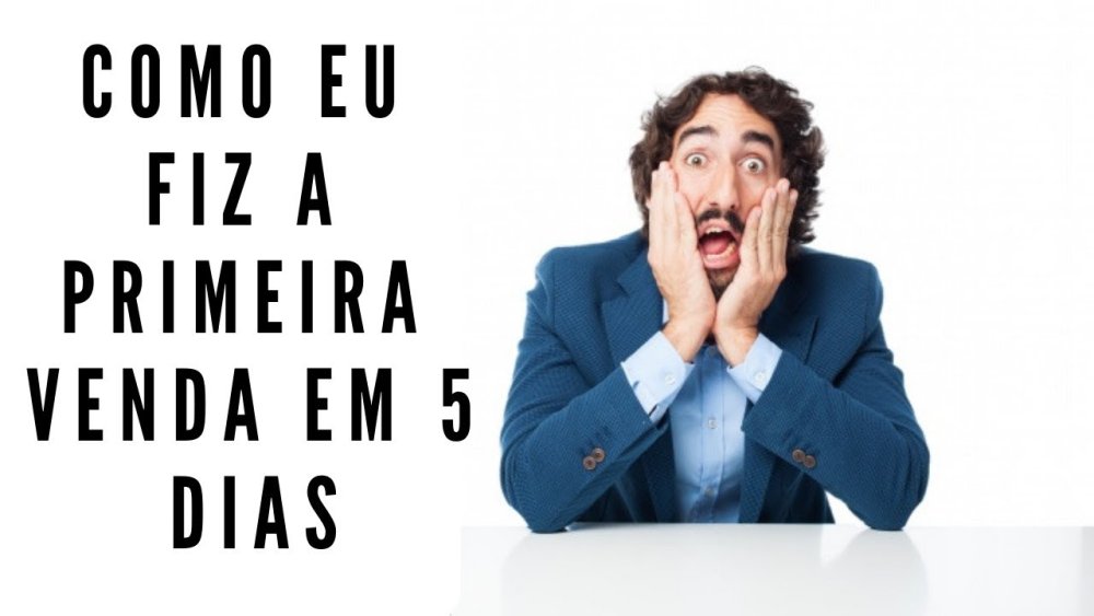 Человек в ужасе на белом фоне