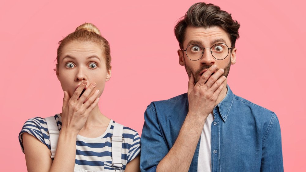 Мужчина указывает