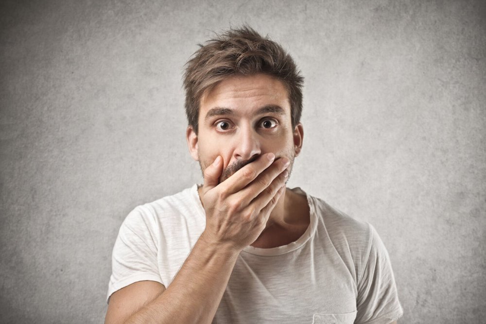 Задумчивый молодой парень