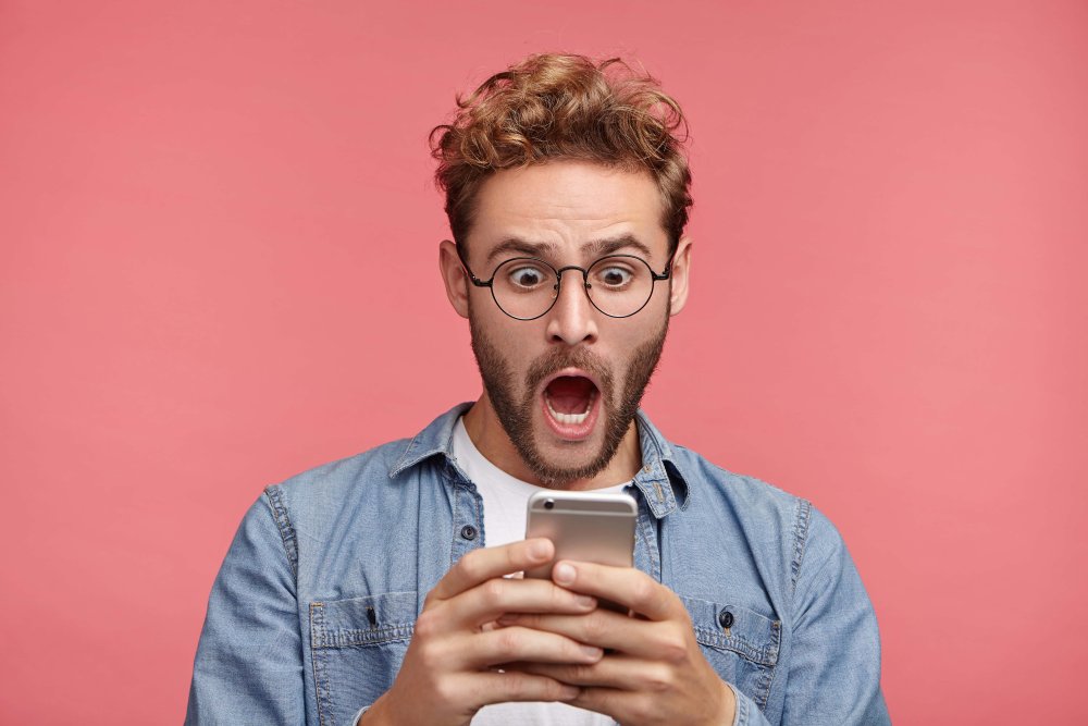 Мужчина в очках удивление