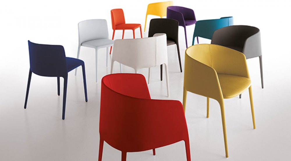 Стул на белом фоне