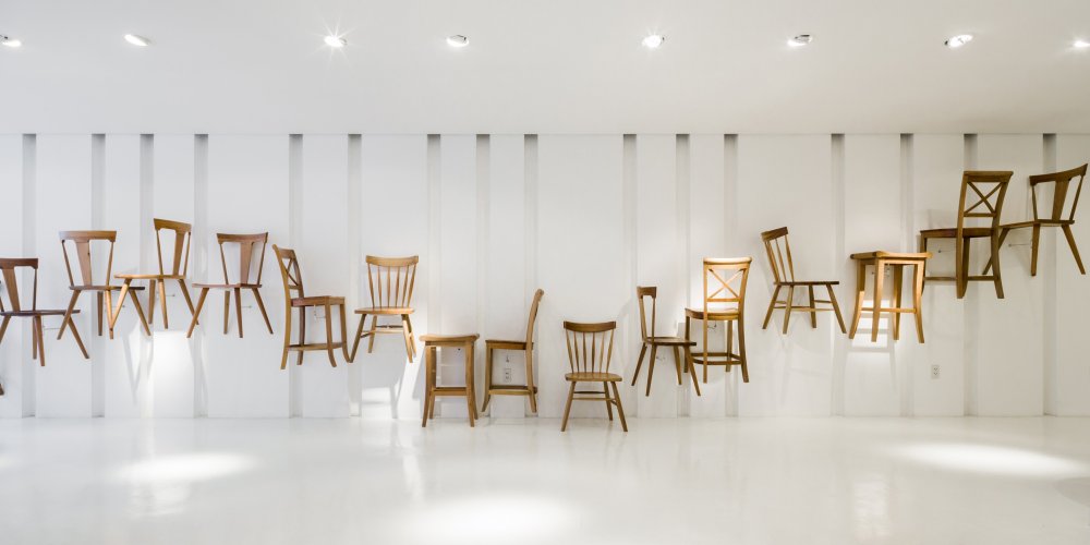 Разноцветные стулья