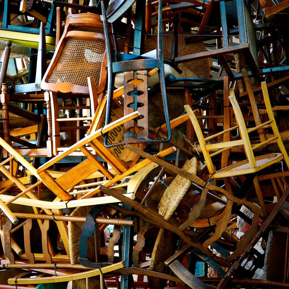 Ряд стульев на прозрачном фоне