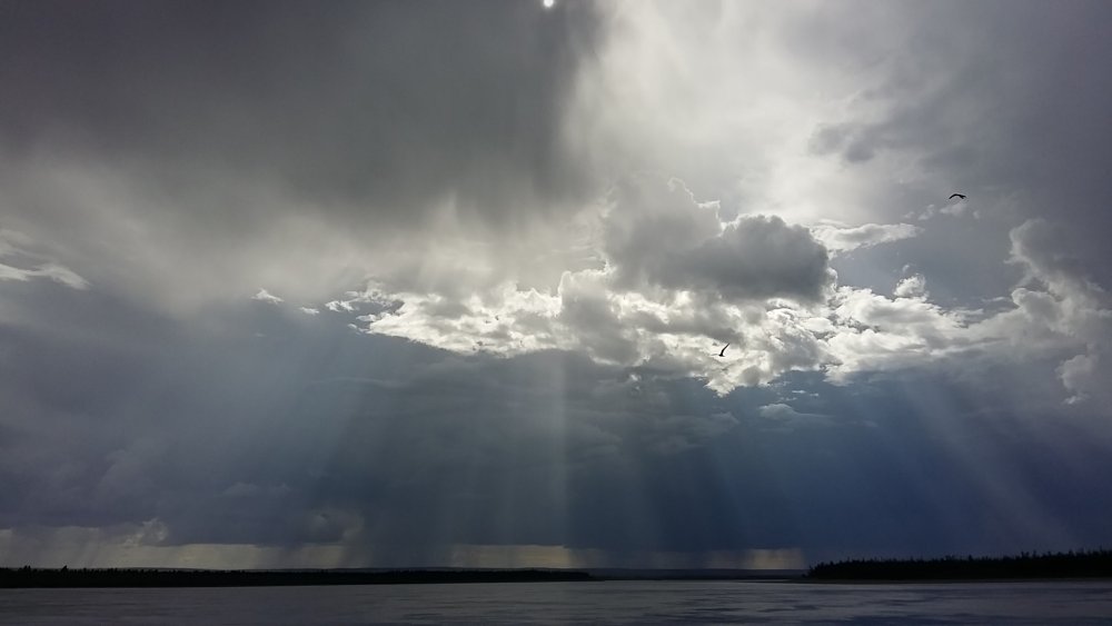 Пасмурное небо и море