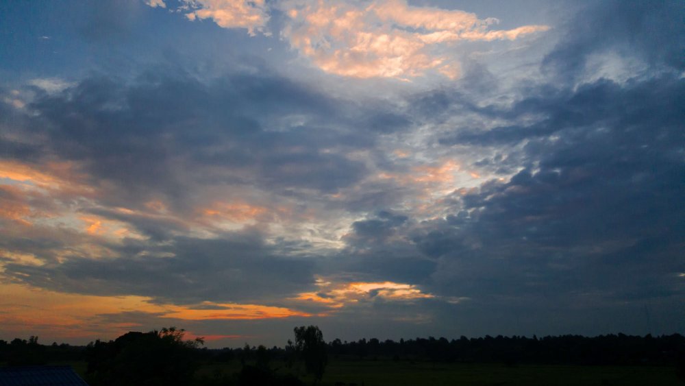 Вечернее небо с облаками