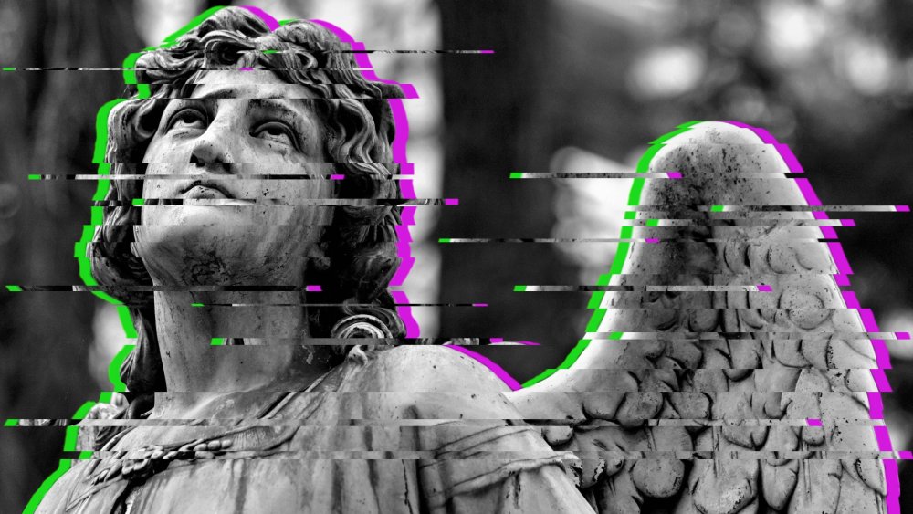 Скульптура на черном фоне