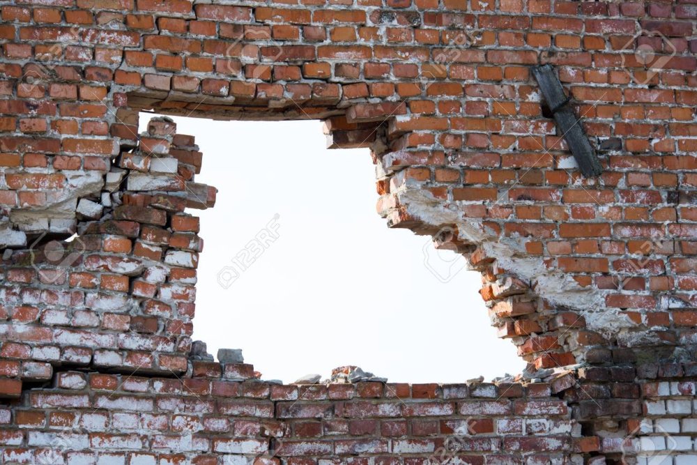Дыра в стене из кирпича