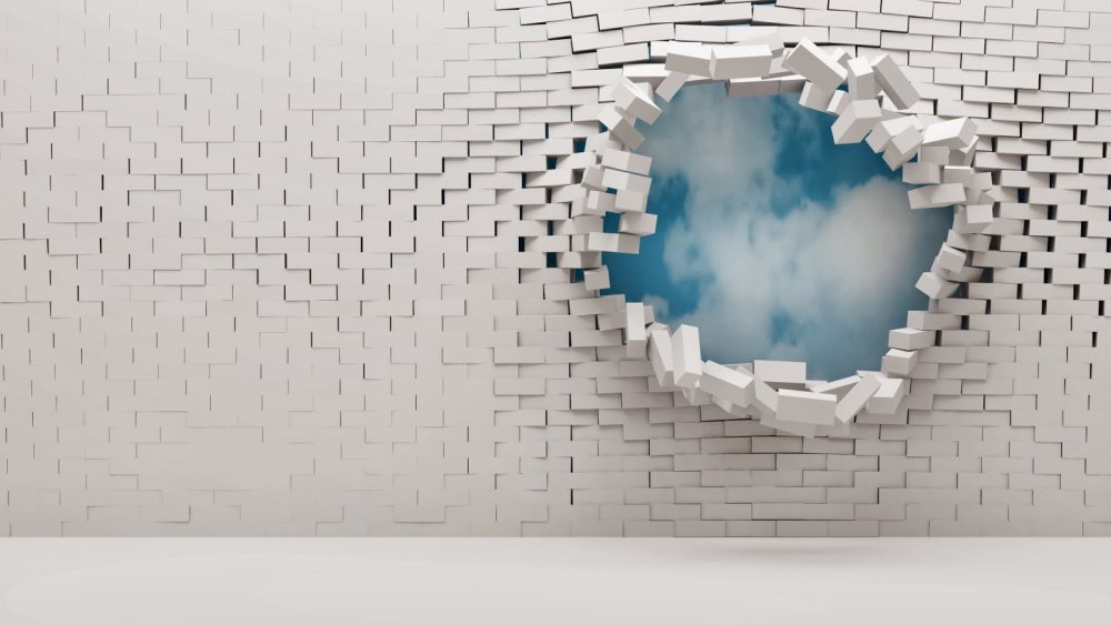 Пробоина в кирпичной стене