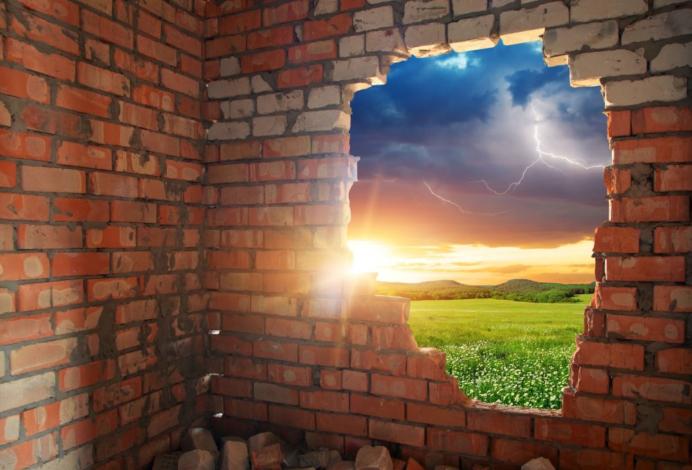 Битые кирпичные стены