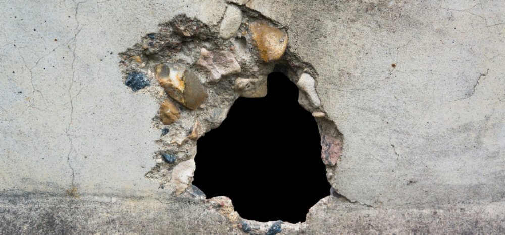 Кирпичная стена с дыркой