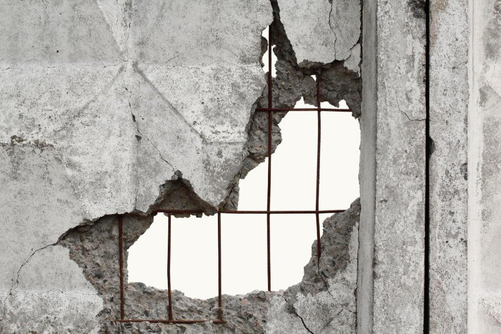 Разрушенная стена