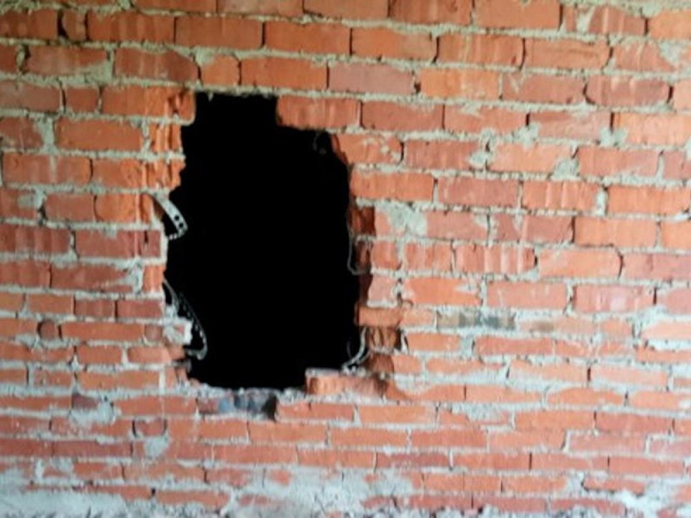 Дыра в стене