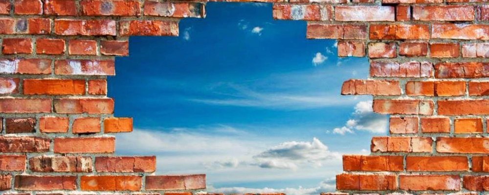 Кирпичная стена с дыркой