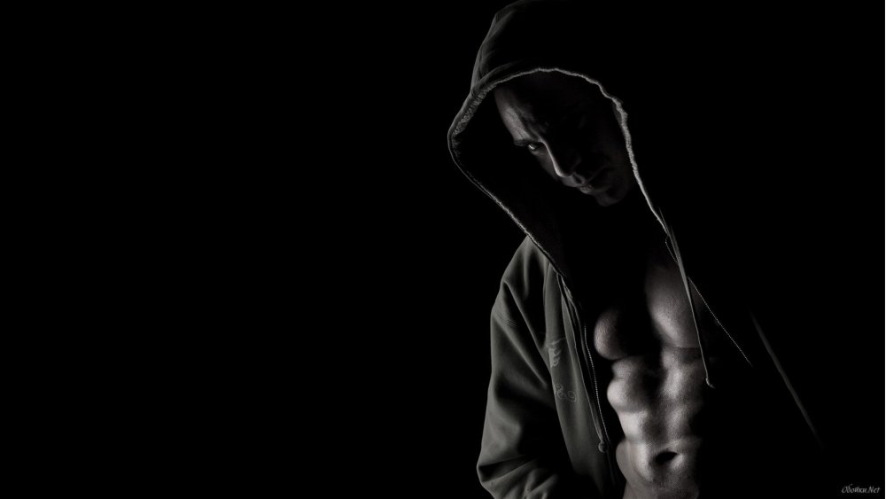 Мужчина в костюме на сером фоне