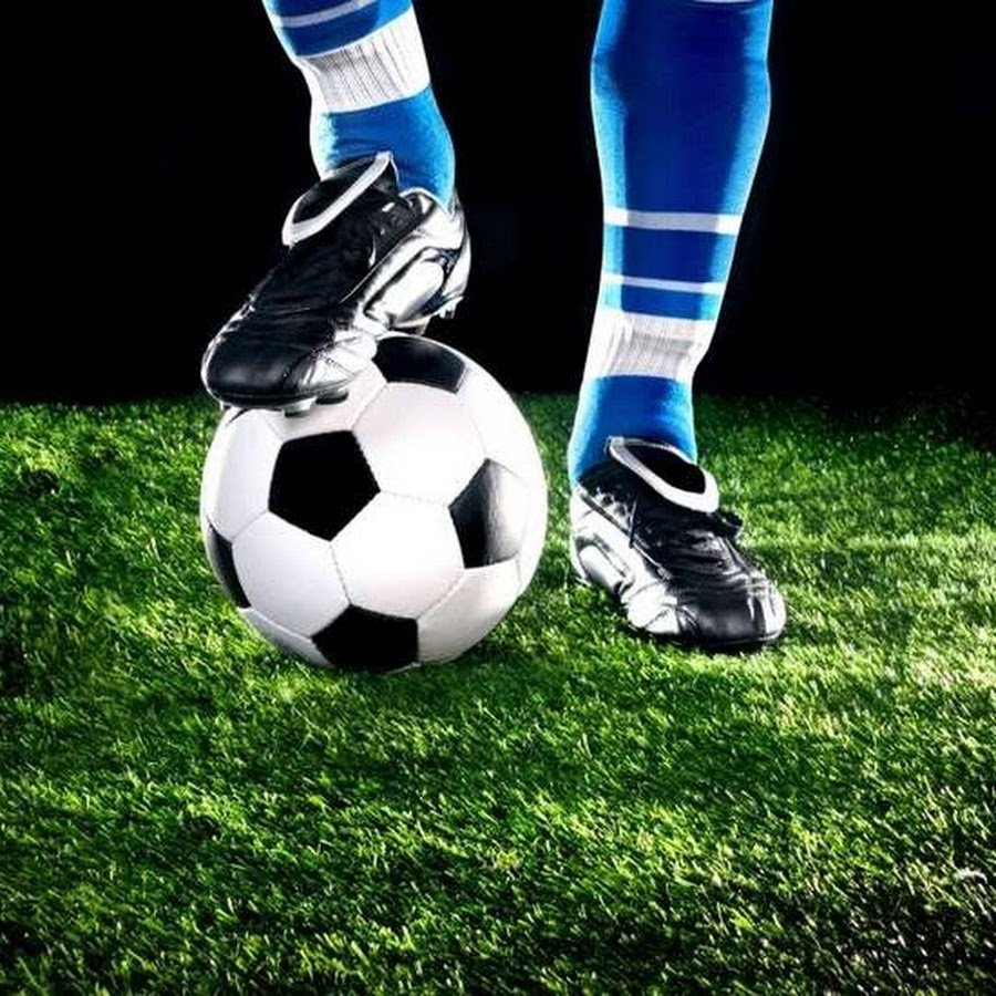 Свисток и мяч на поле