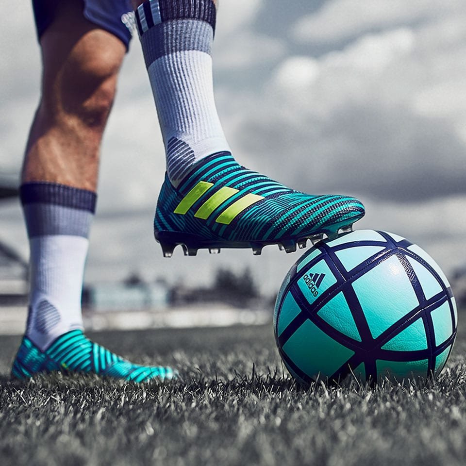 Футбольный мяч на траве на белом фоне