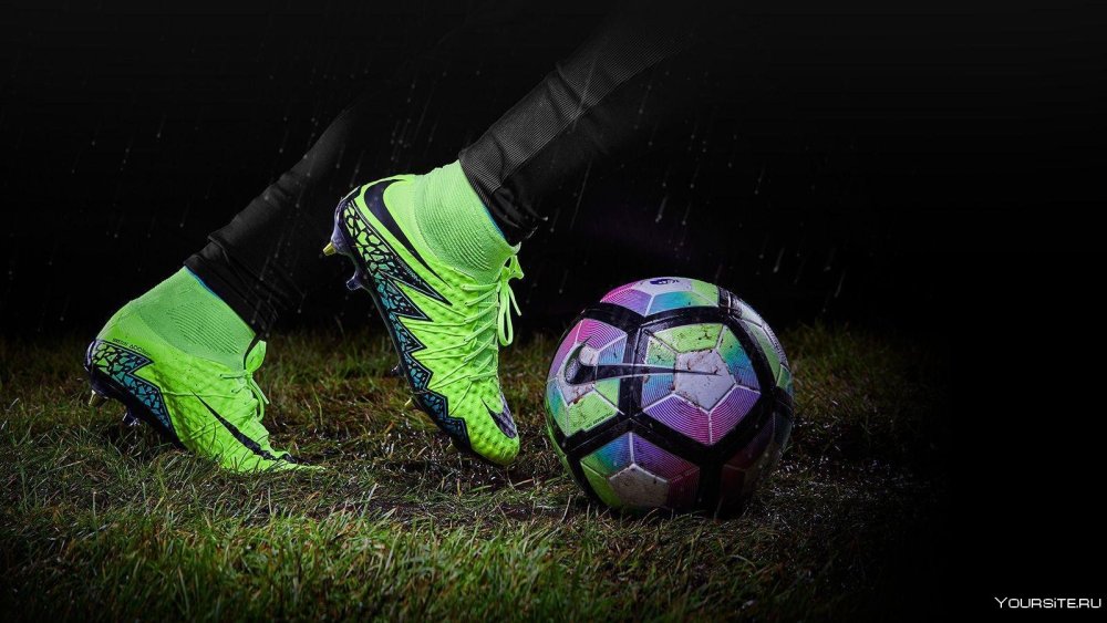 Бутсы и мяч