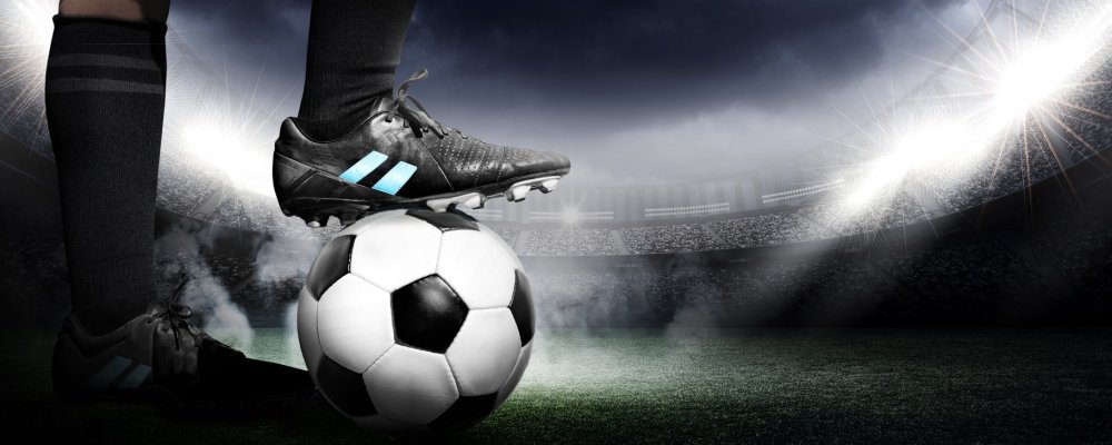 Футбольный мяч будущего на темном фоне