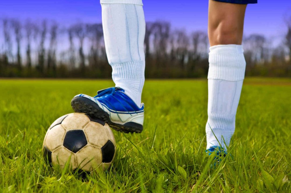 Бутсы и мяч