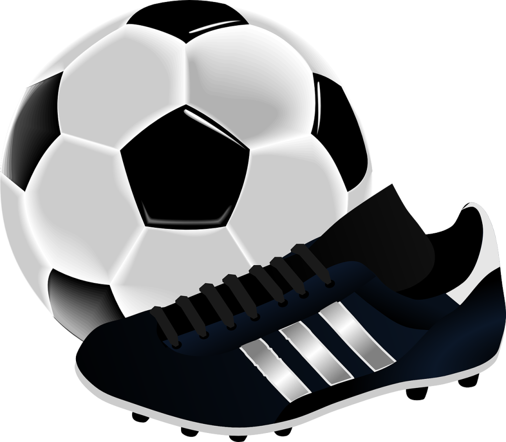 Мяч в женских ногах