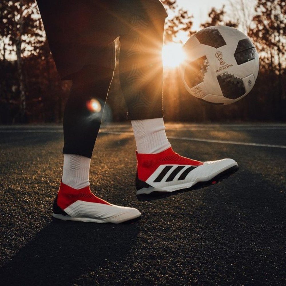 Футбольный мяч и бутсы