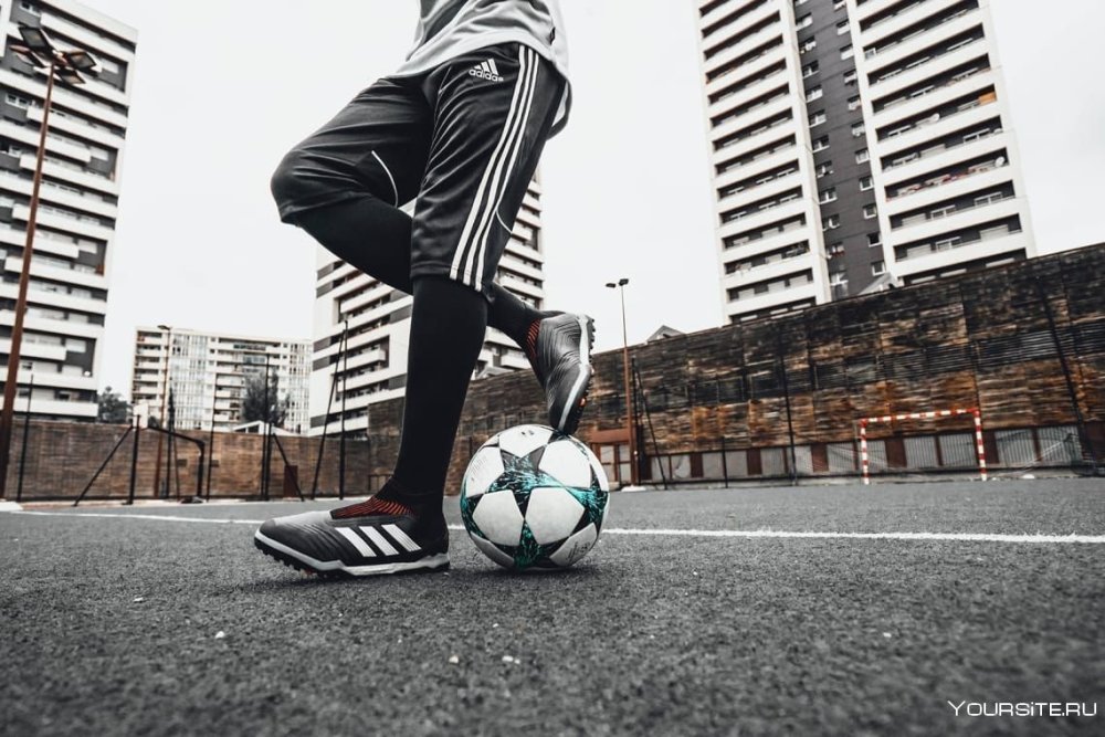 Футбольный мяч с бутсами