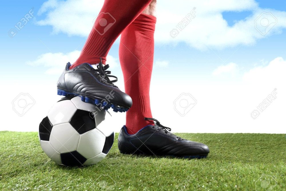 Футбольный мяч и бутсы вектор