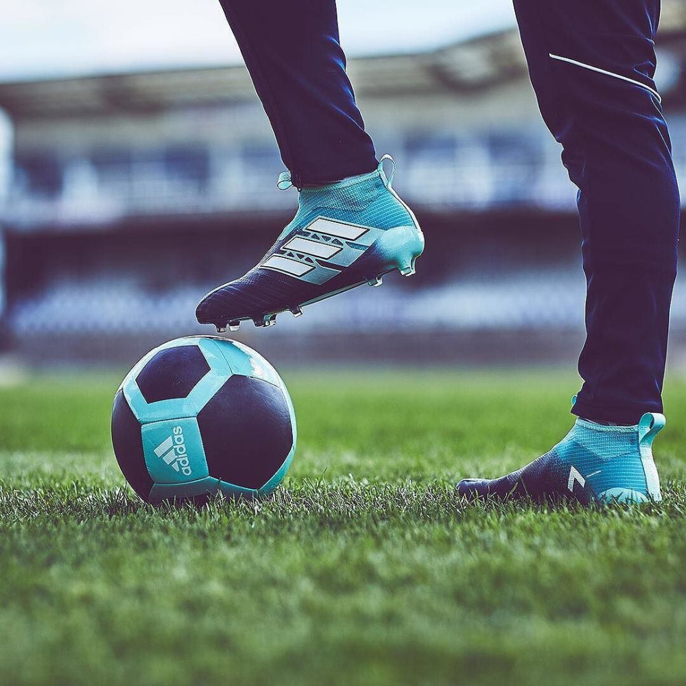 Мяч в воротах на белом фоне