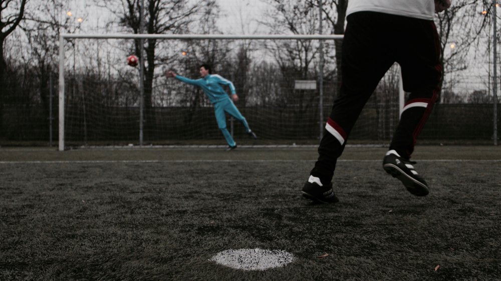 Нога в бутсе