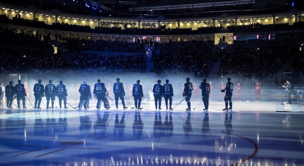 Хоккейные ворота на льду