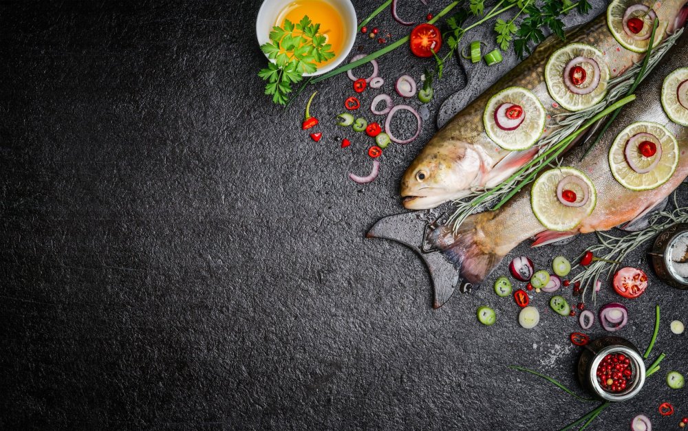 Свежемороженая рыба на черном фоне