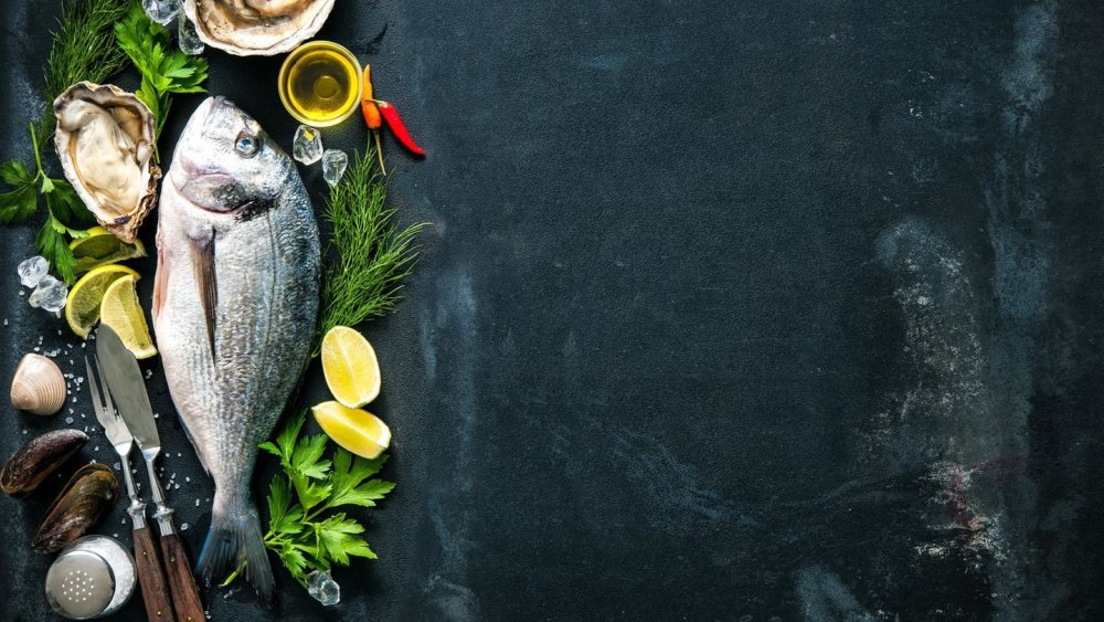 Рыба на столе вид сверху