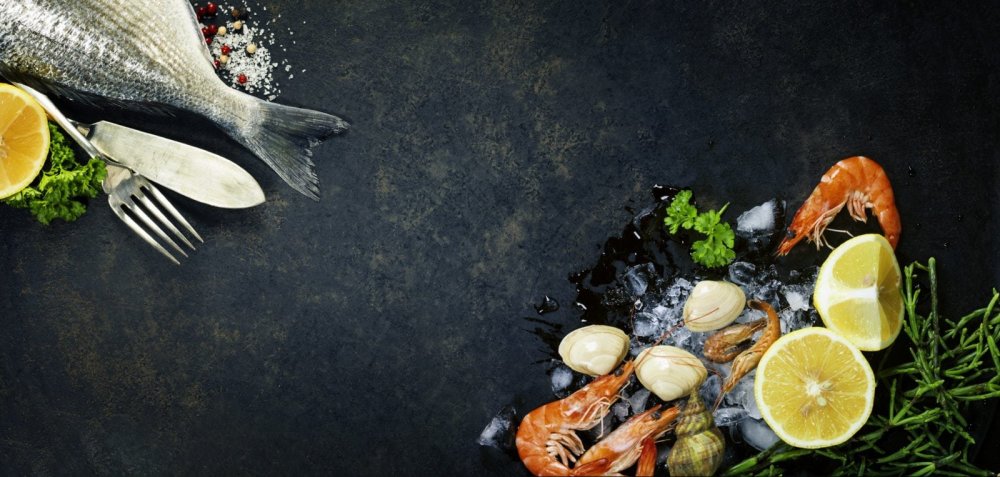 Морепродукты на темном фоне