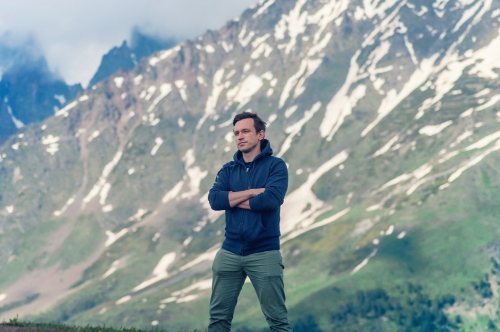 Фото на фоне гор мужчина