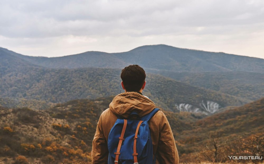 Мужчина в горах спиной