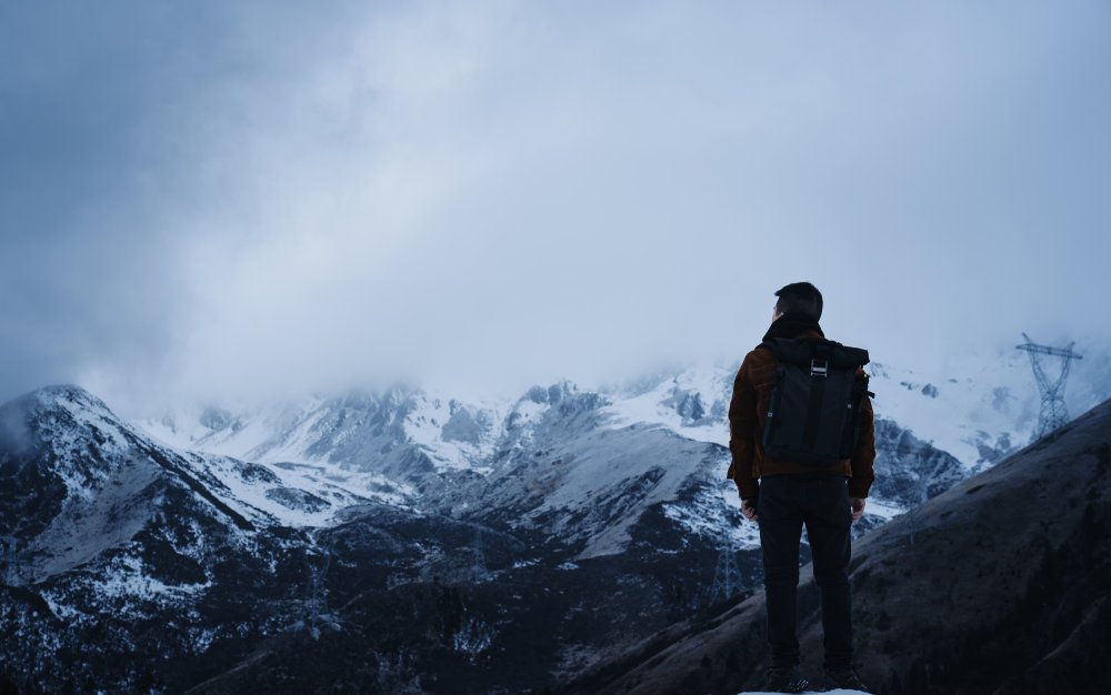 Парень на сноуборде