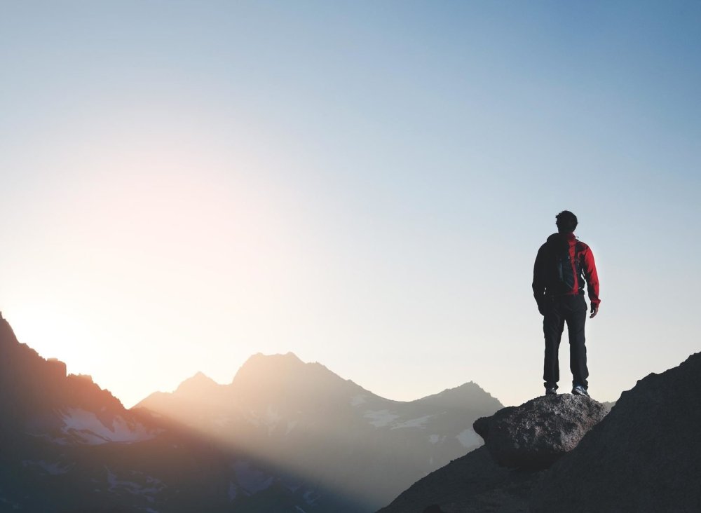 Парень в горах со спины