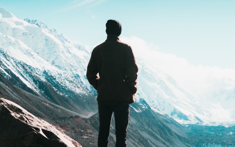 Человек на фоне гор