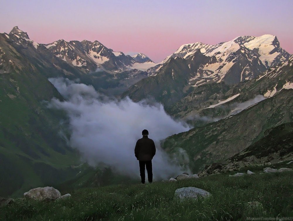 Подросток в капюшоне