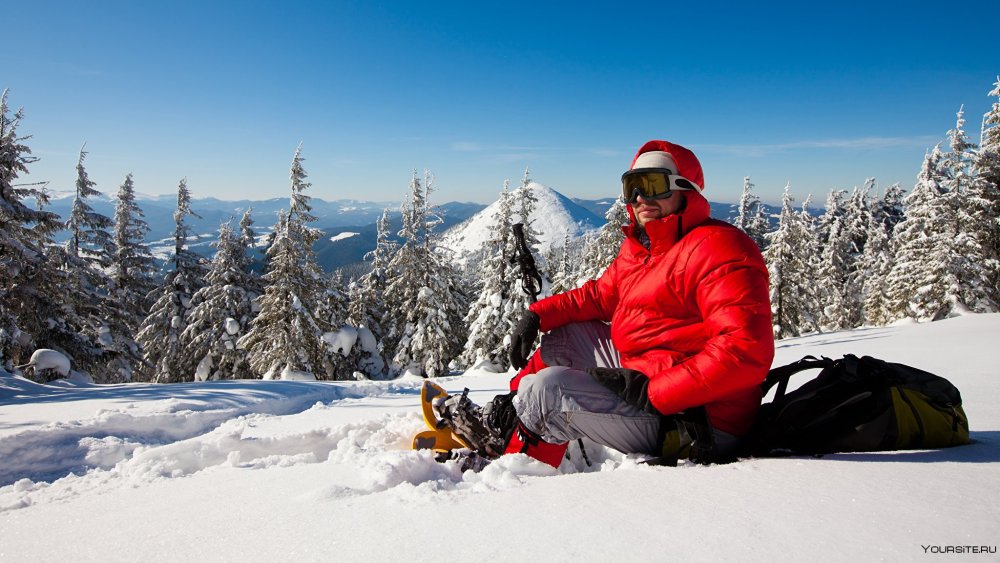 Турист на фоне гор