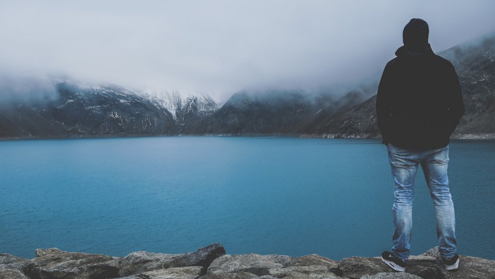 Парень в горах со спины