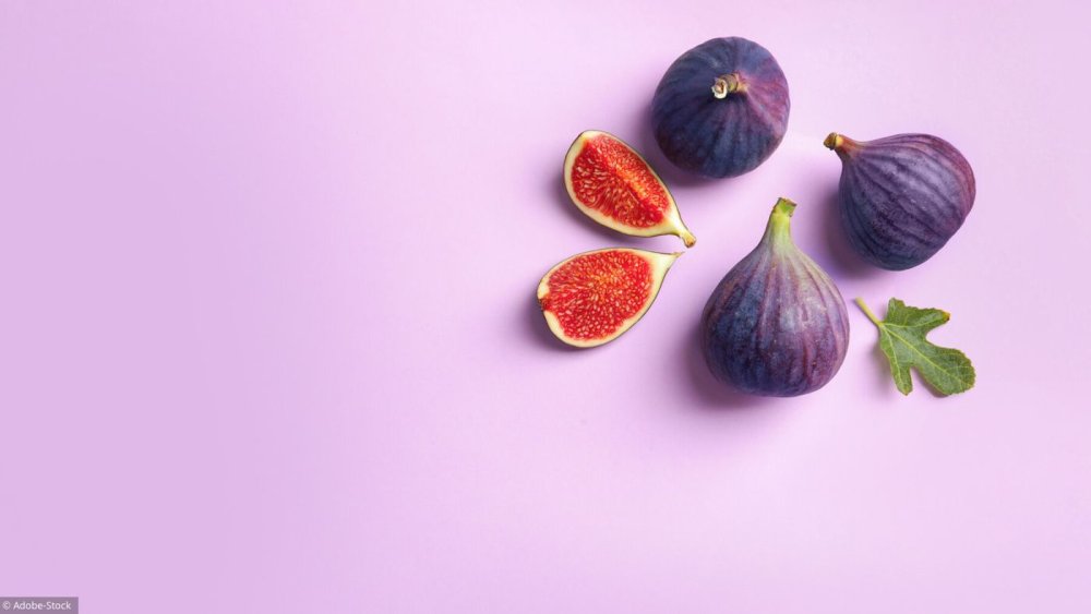 Инжир на Светлом фоне