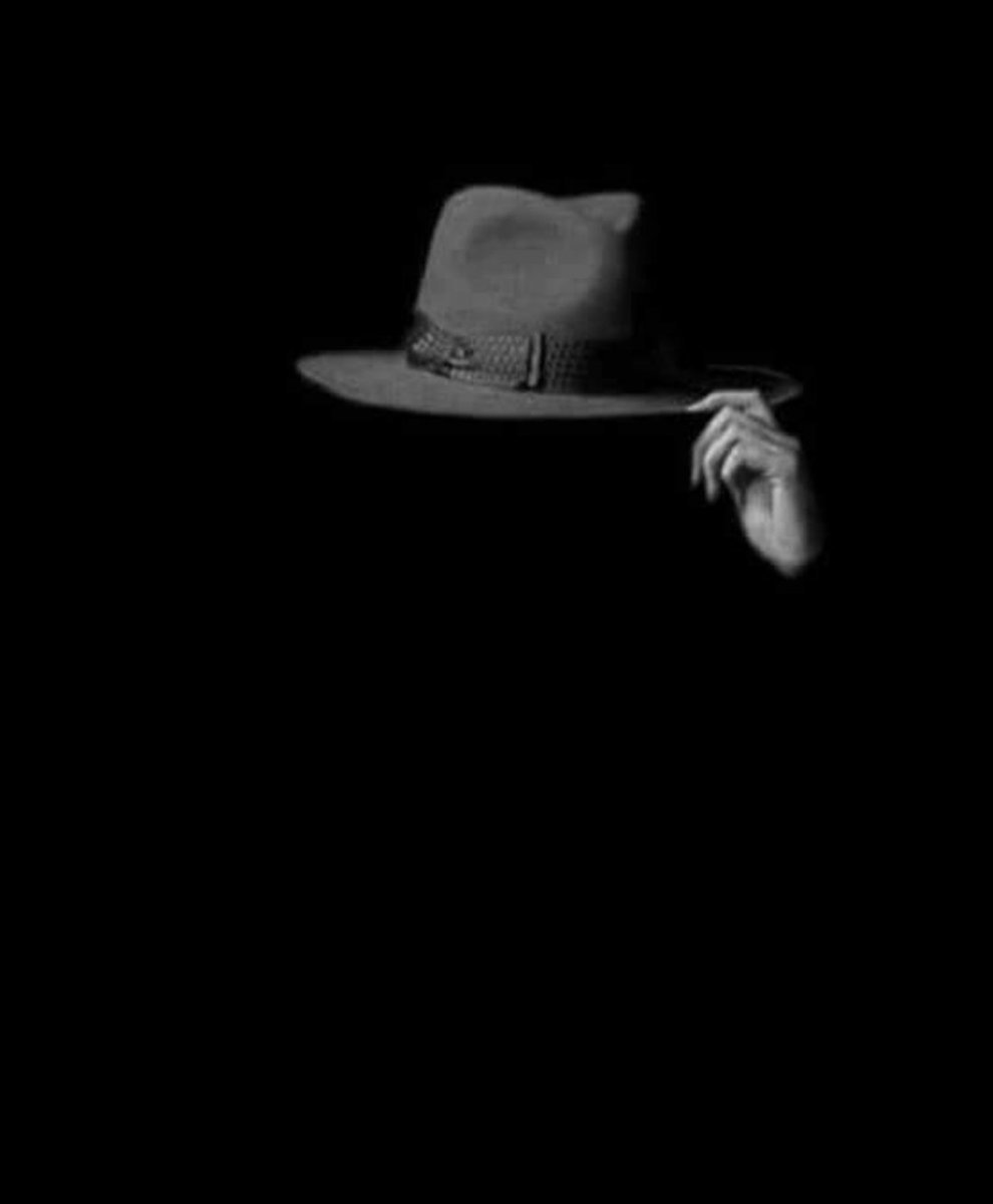 Человек в капюшоне без лица