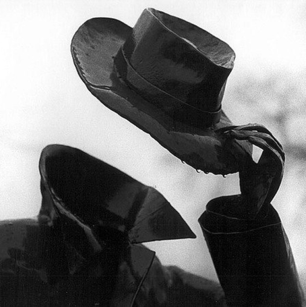 Человек невидимка в кресле