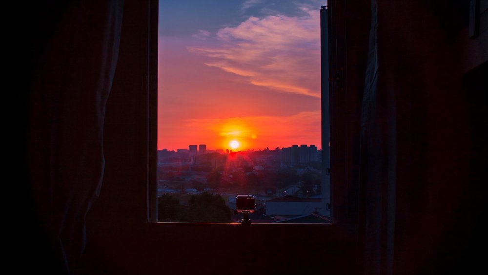 Рассвет в окне