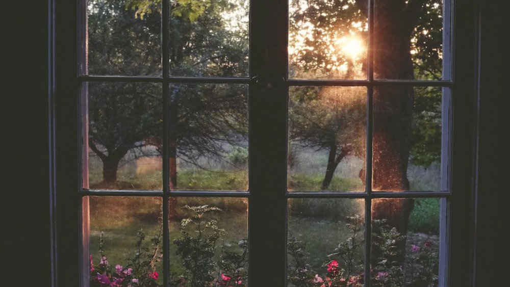 Ночное окно с занавесками