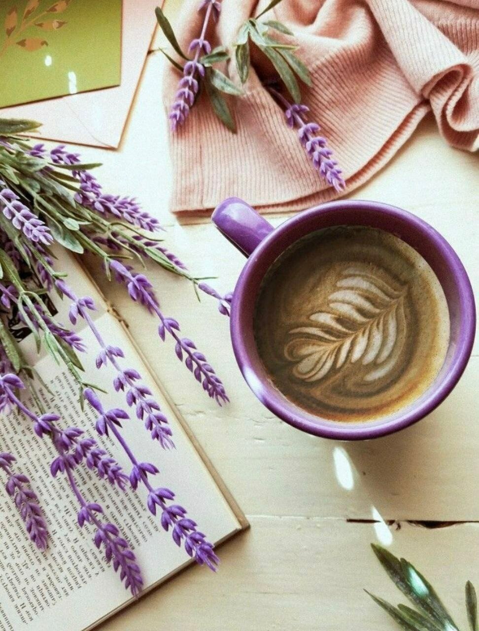 Чашка кофе на столе с лавандой