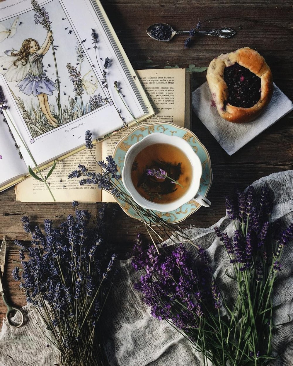 Букет лаванды и чашка кофе