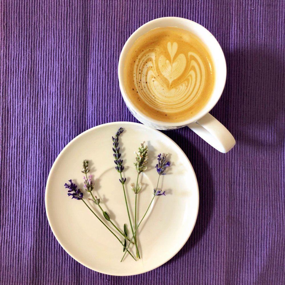 Чай и букет лаванды