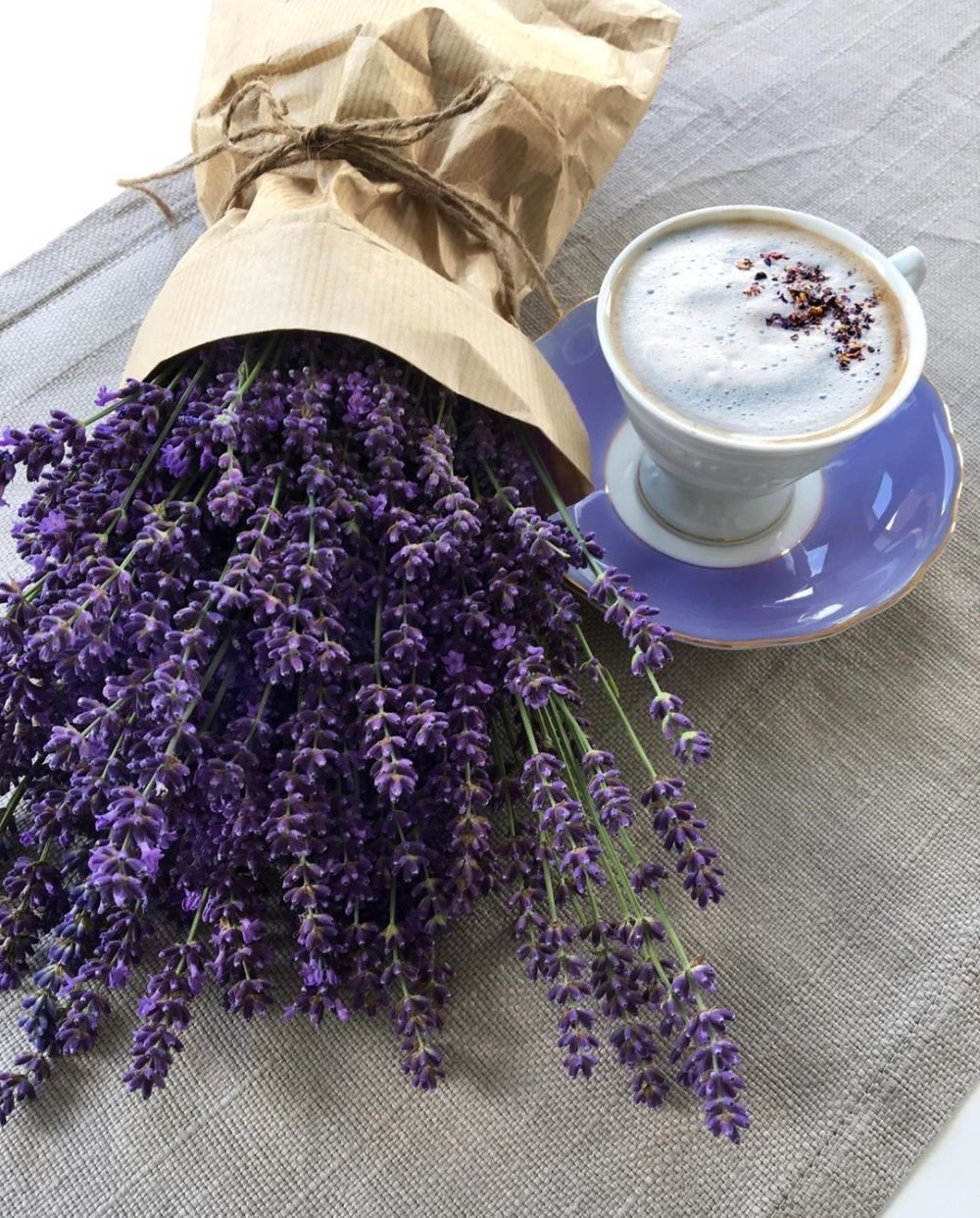 Кофе с веточкой лаванды